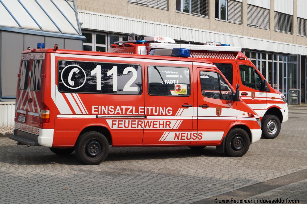 Gruppenaufnahmen Vom Alten Und Neuen ELW Der Feuerwehr Neuss